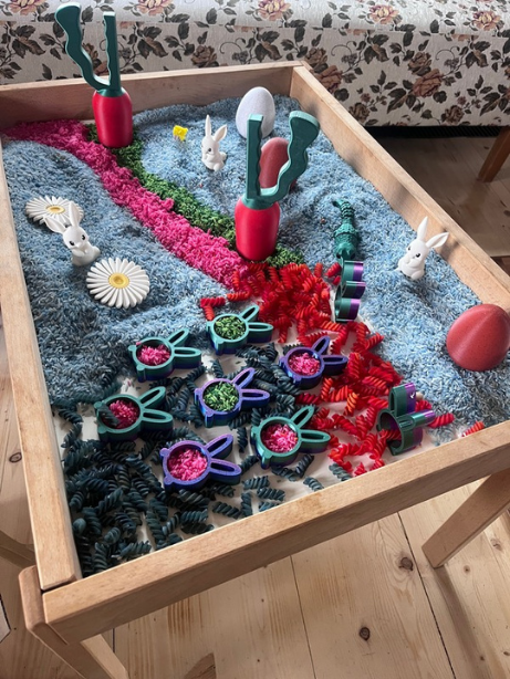 Smyslové hraní s květinami a vodou